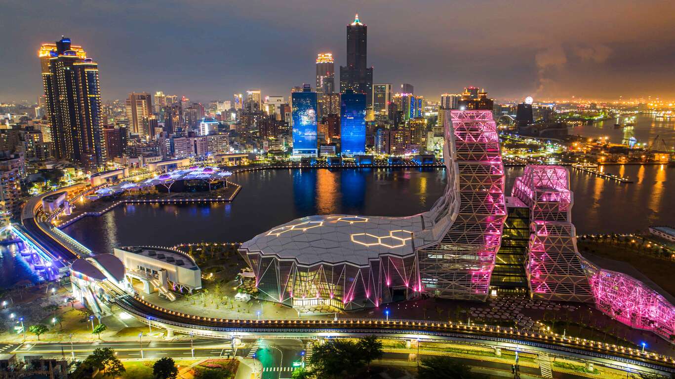 愛河灣燈光美景,彷彿大型戶外劇場,假日與情人一同來散步,濃情密意。